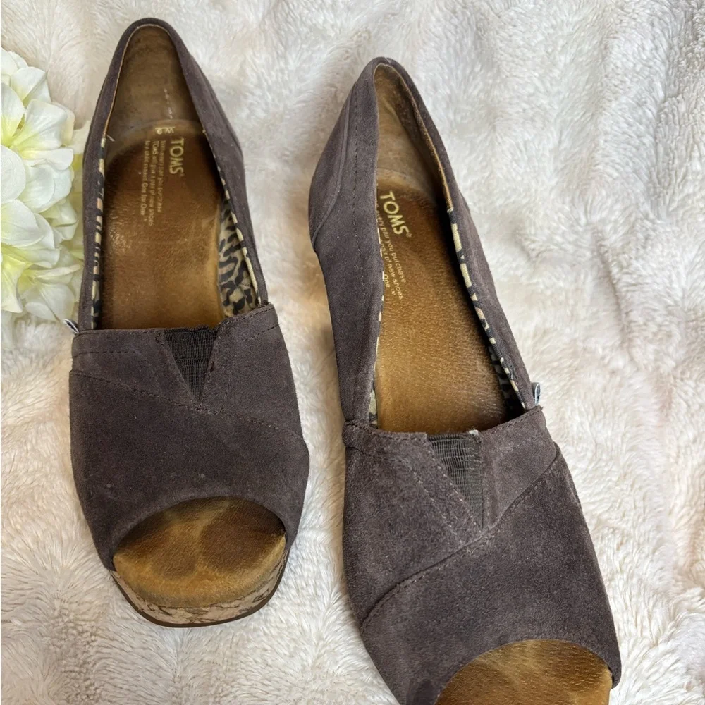 TOMS Women's Taupe Suede Wedges size 9